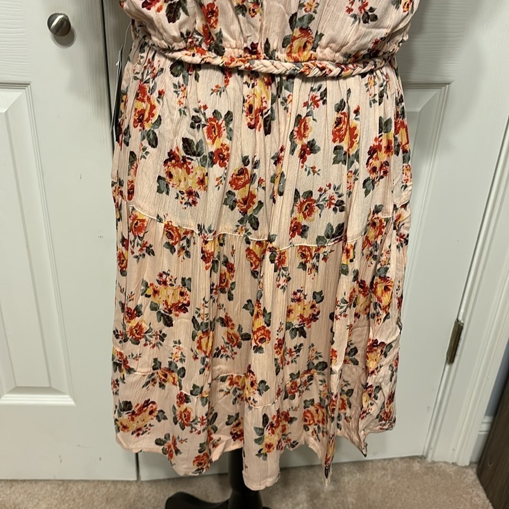 Nostalgia Floral Dress - Picture 9 of 11